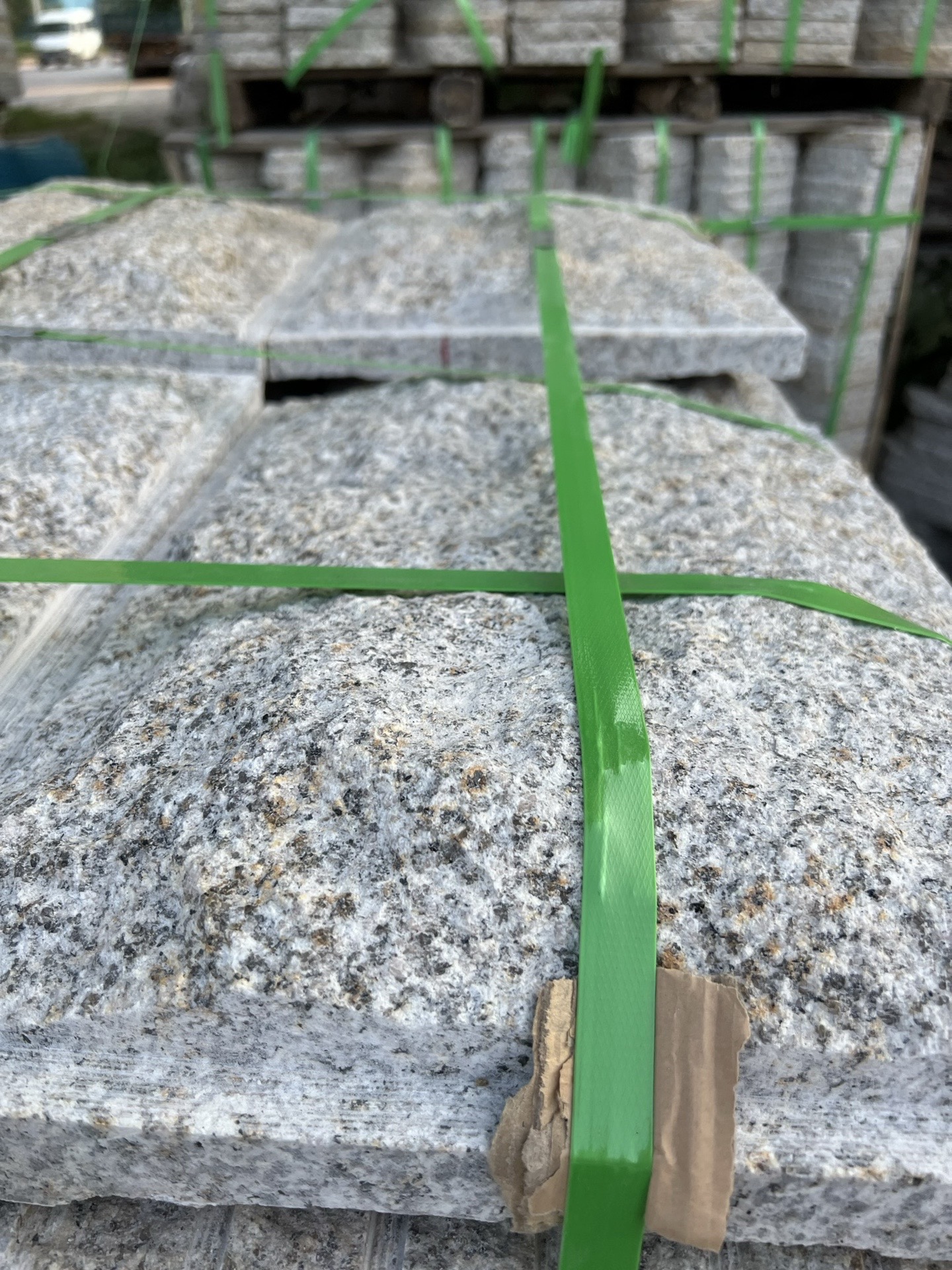 蘑菇石石材批發(fā)廠家直銷芝麻白火燒板材料